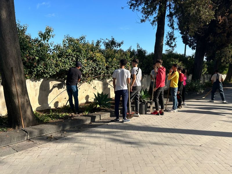 Giarre, al cimitero gli studenti del Mazzei restituiscono decoro alle aiuole VIDEO