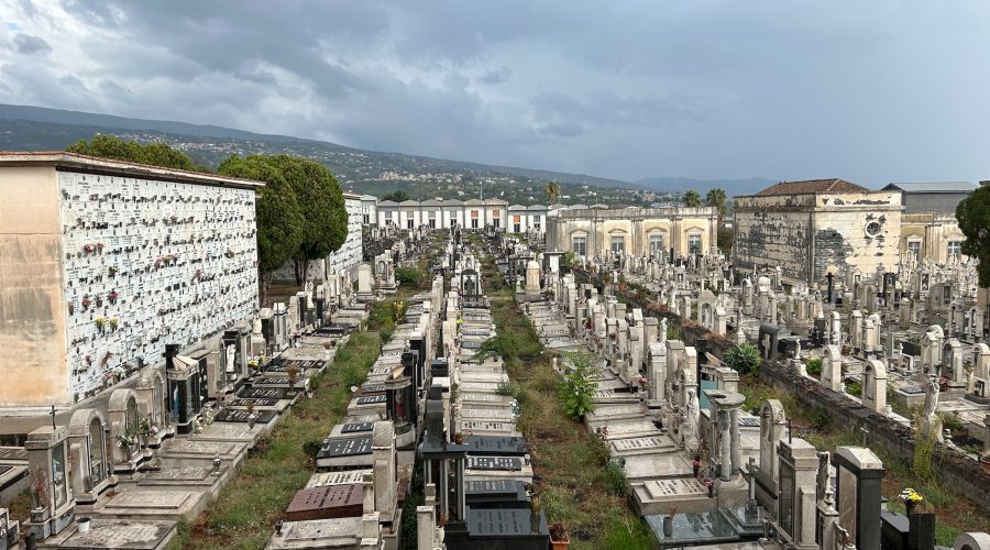 Commemorazione dei defunti, gli orari dei cimiteri di Giarre e San Giovanni Montebello