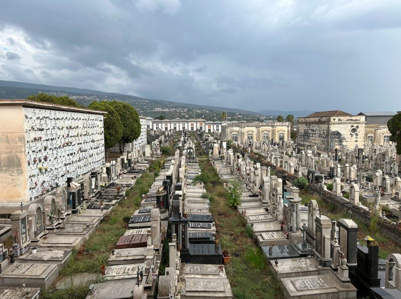 Commemorazione dei defunti, gli orari dei cimiteri di Giarre e San Giovanni Montebello