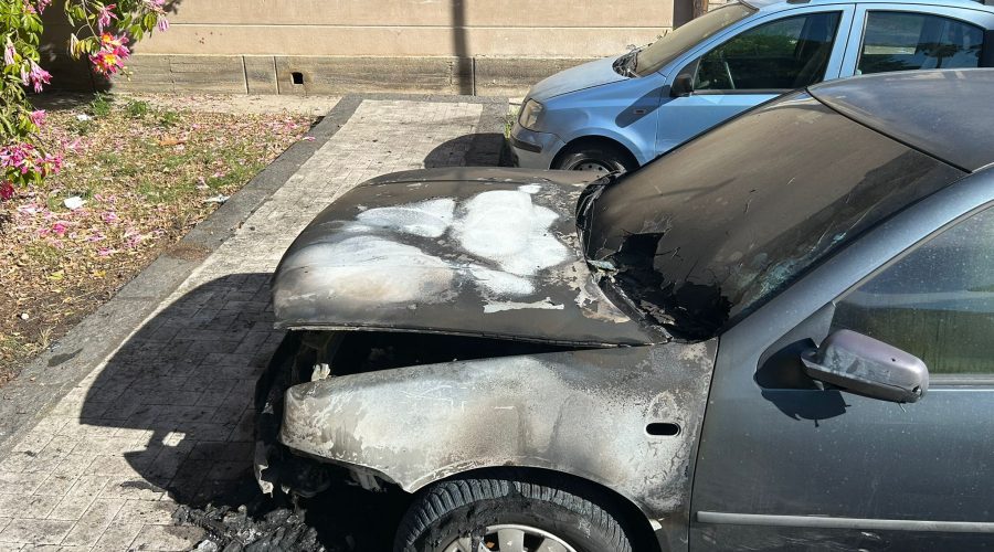 Riposto, a fuoco un’auto in via  della Repubblica. Accertato il dolo