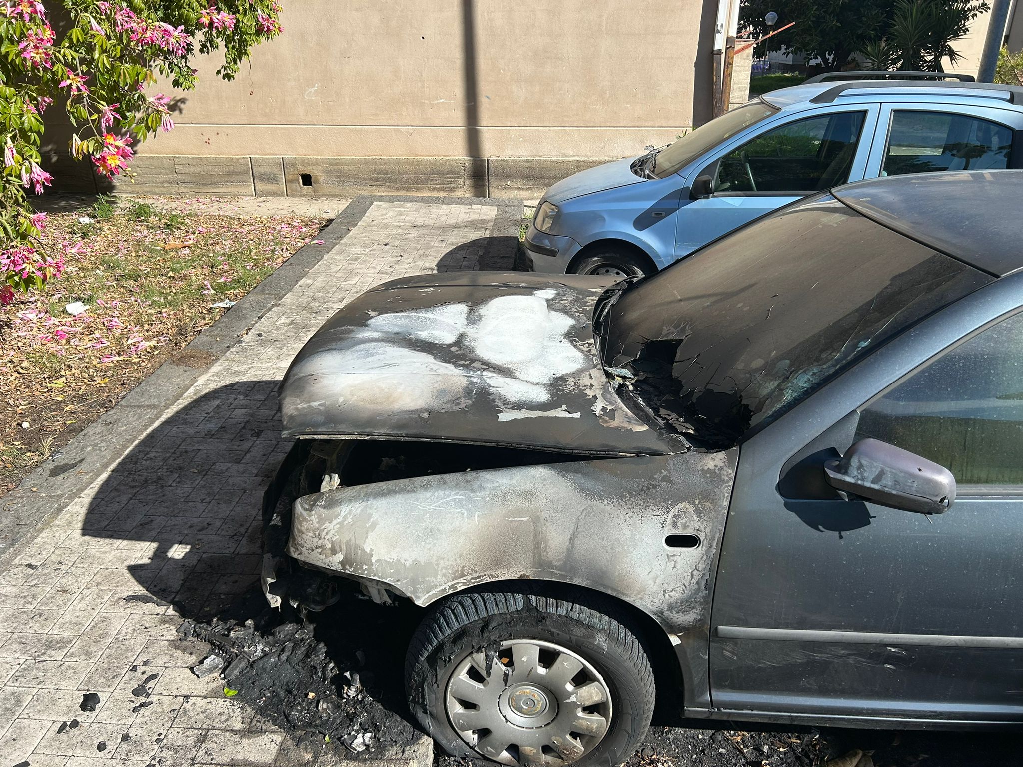 Riposto, a fuoco un’auto in via  della Repubblica. Accertato il dolo