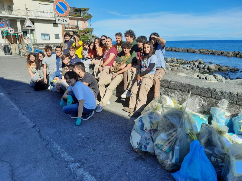 Riposto, spiaggia pulita grazie a “Nuove voci”