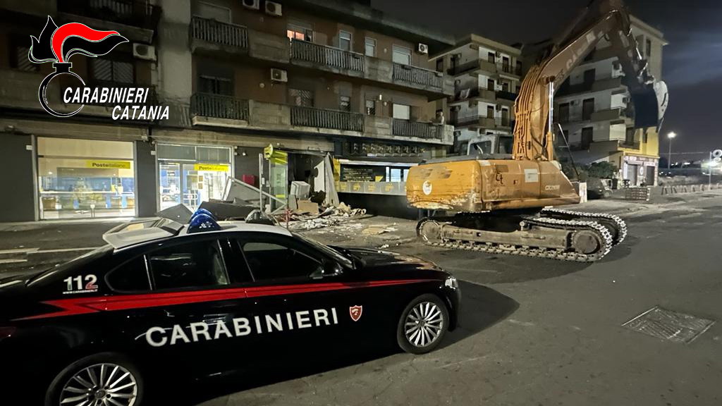 Tentano di scardinare bancomat con una ruspa. Intervengono i carabinieri