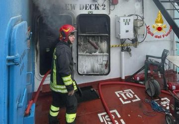 I Vigili del Fuoco intervengono per un incendio su una nave ormeggiata al porto di Catania