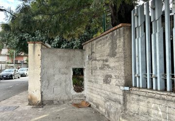 Giarre, di nuovo il foro sul muro del parco Jungo: Comune beffato per la terza volta