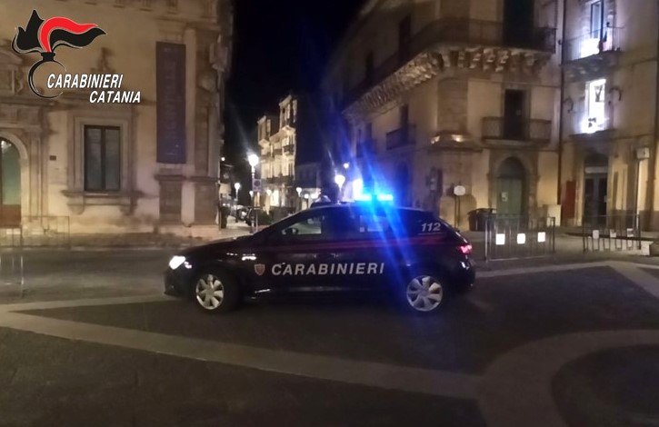 Un adesivo per la dentiera sotto l’albero… un arresto dei Cc