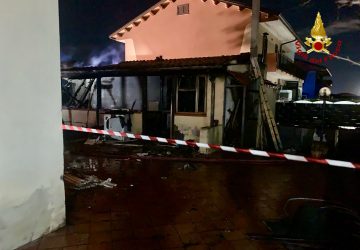 I Vigili del Fuoco intervengono per un incendio in abitazione: esplode bombola gpl