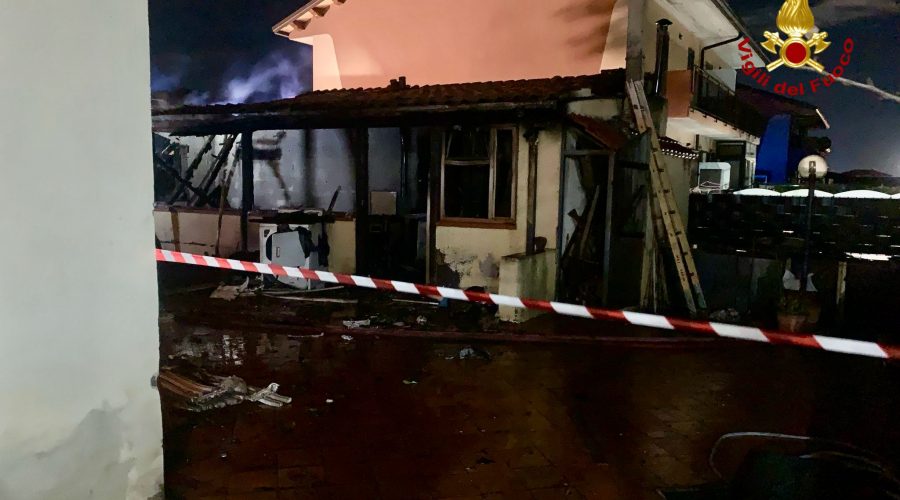 I Vigili del Fuoco intervengono per un incendio in abitazione: esplode bombola gpl