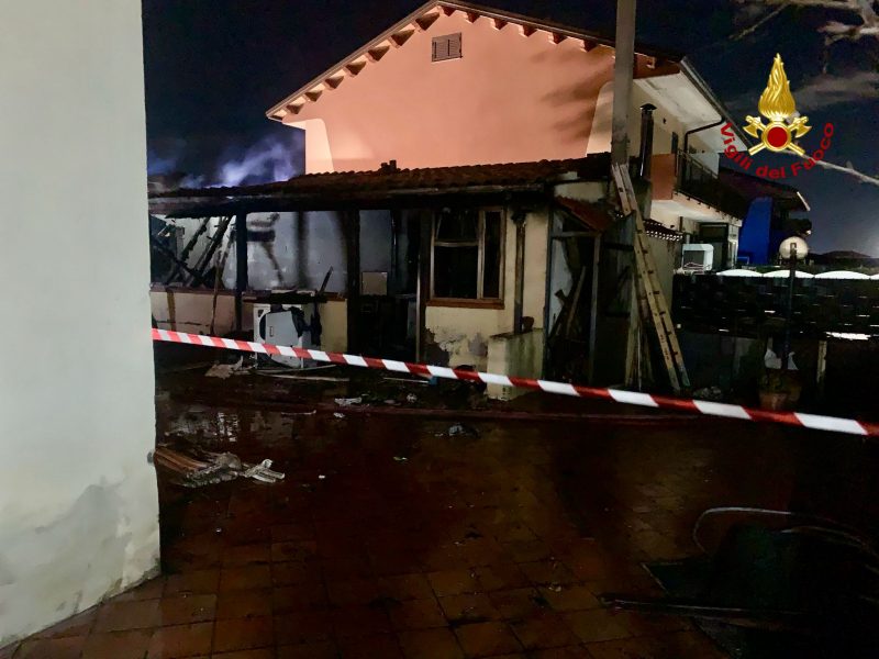 I Vigili del Fuoco intervengono per un incendio in abitazione: esplode bombola gpl