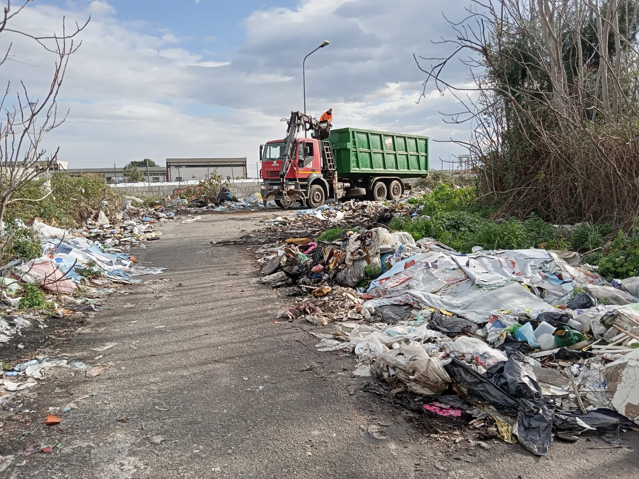 Giarre, Igm bonifica gigantesca bomba ecologica in corso Messina