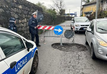 Riposto con le strade "bombardate". In via Strada 17 intervento della Polizia Locale per i segnali spostati