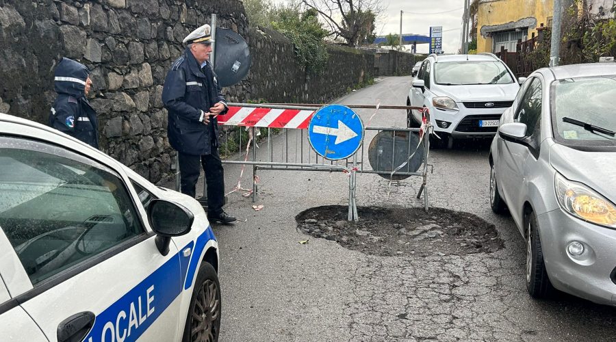 Riposto con le strade “bombardate”. In via Strada 17 intervento della Polizia Locale per i segnali spostati