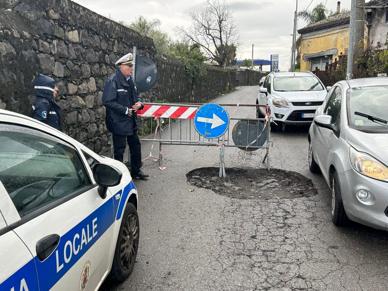 Riposto con le strade “bombardate”. In via Strada 17 intervento della Polizia Locale per i segnali spostati