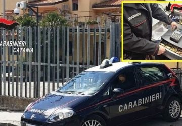 Arraffa i soldi dalla cassa e scappa: inseguito e denunciato