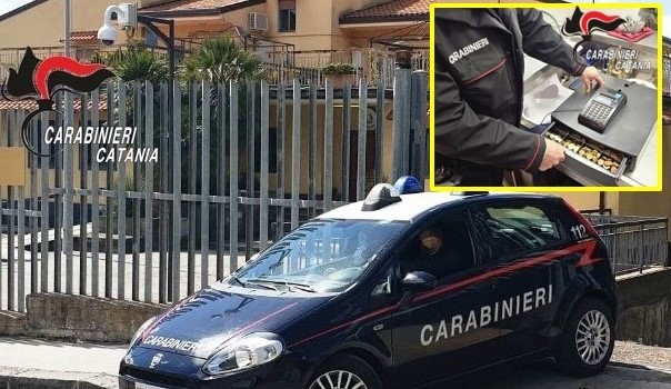 Arraffa i soldi dalla cassa e scappa: inseguito e denunciato