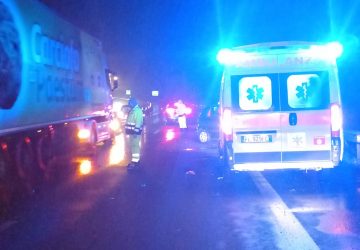 Fiumefreddo, acquaplaning in autostrada: in collisione due auto. Ferita una 37enne