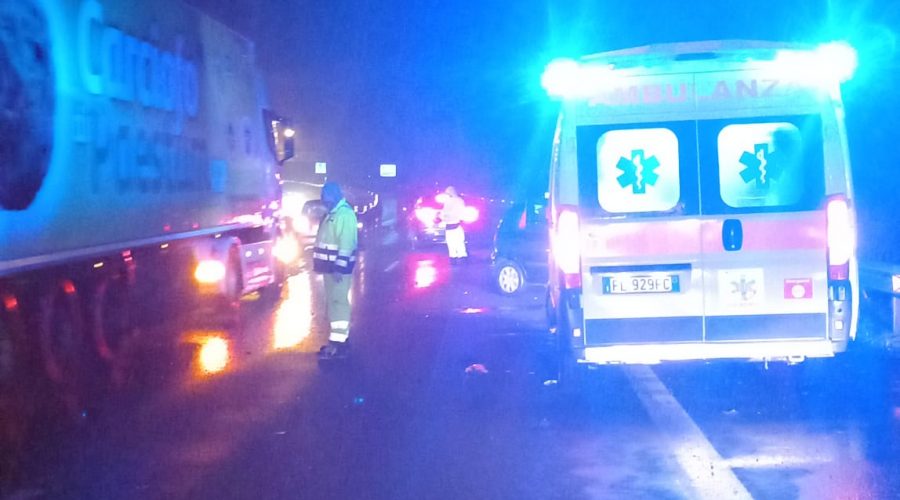 Fiumefreddo, acquaplaning in autostrada: in collisione due auto. Ferita una 37enne