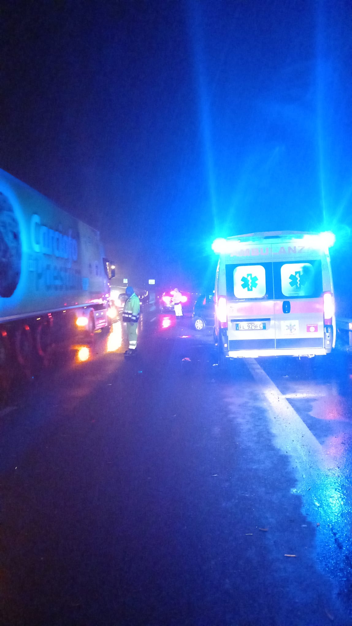 Fiumefreddo, acquaplaning in autostrada: in collisione due auto. Ferita una 37enne