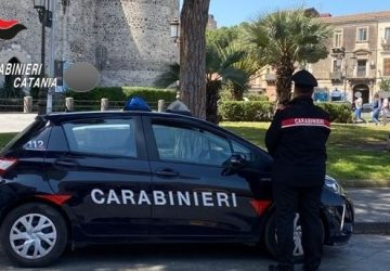 Evade dai domiciliari e i Carabinieri lo sorprendono in strada