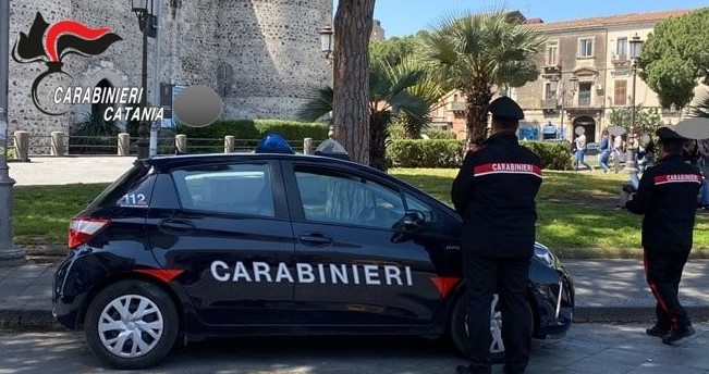 Evade dai domiciliari e i Carabinieri lo sorprendono in strada