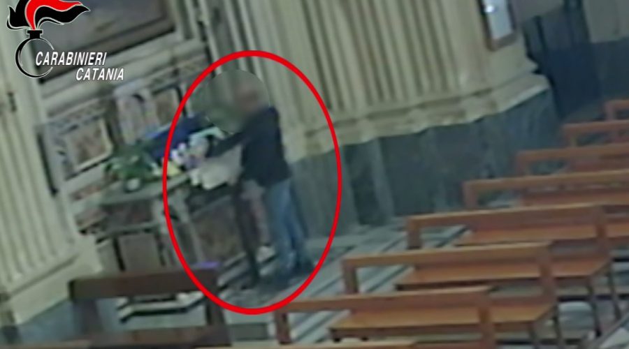 Arraffa le offerte dei fedeli in chiesa: denunciato dai Carabinieri