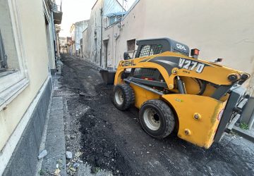 Giarre, al via la bitumazione nelle strade colabrodo