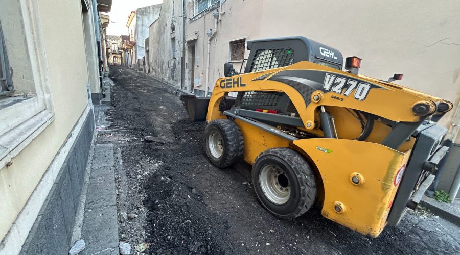 Giarre, al via la bitumazione nelle strade colabrodo