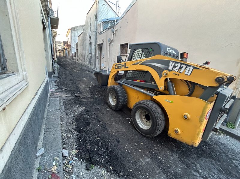 Giarre, al via la bitumazione nelle strade colabrodo