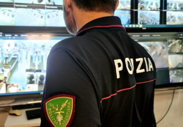 Sottrae il portafoglio di un passeggero: 43enne denunciata dalla Polizia