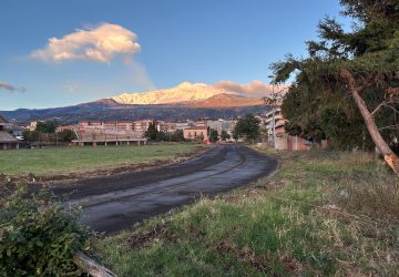 Giarre, stadio di atletica, proseguono i lavori per rivitalizzare l'impianto. Rimosso il vecchio tartan dalla pista