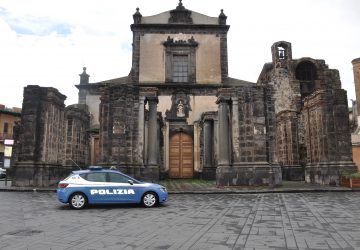 Tenta di lanciarsi nel vuoto: salvato dalla Polizia