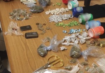 5 puscher arrestati dalla Polizia: sequestrate circa 300 dosi di droga