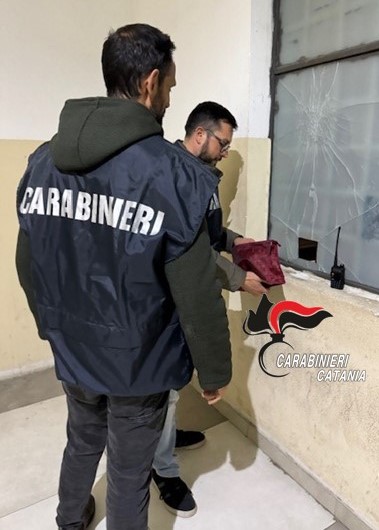 L’ingresso di un condominio trasformato in piazza di spaccio