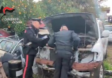 I Carabinieri sequestrano una discarica abusiva con auto e carcasse di veicoli cannibalizzati