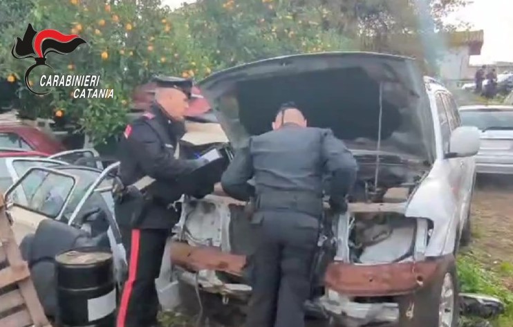 I Carabinieri sequestrano una discarica abusiva con auto e carcasse di veicoli cannibalizzati