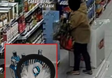 Tentano di rubare numerose bottiglie di un costoso liquore dal supermercato, bloccati e arrestati