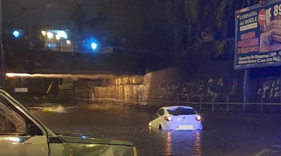 Maltempo, pesanti disagi a Mascali: una famiglia sommersa dall’acqua in casa. Oggi verifiche nelle scuole