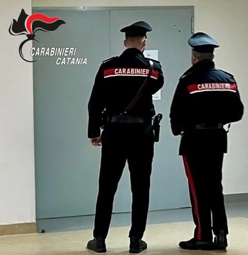 Minaccia i Carabinieri per “difendere” l’inciviltà del figlio: denunciato