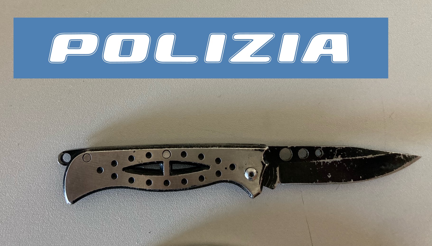 In auto con un coltello a serramanico