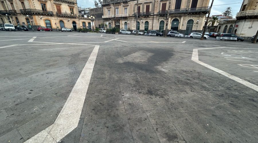 Giarre, piazza Duomo ridotta a “Suk” a cielo aperto