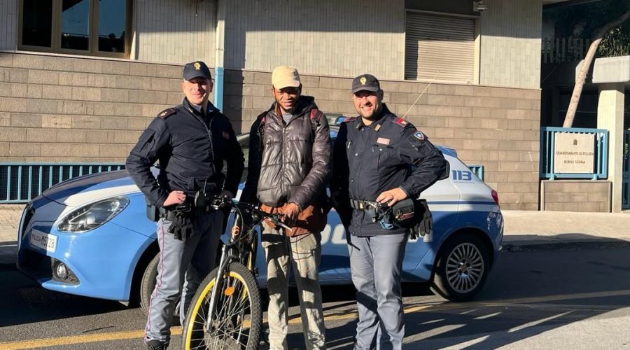 Sradica un palo della segnaletica per rubare una bici