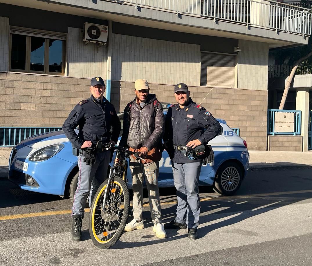 Sradica un palo della segnaletica per rubare una bici