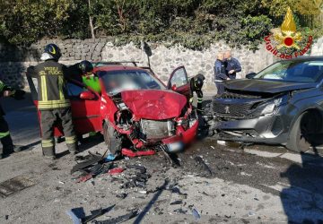 Grave incidente ad Aci Catena, una donna estratta dalle lamiere