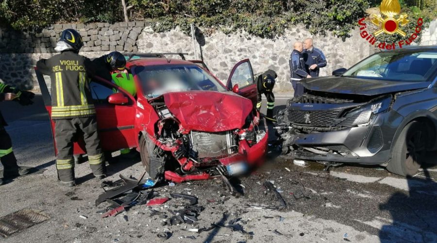 Grave incidente ad Aci Catena, una donna estratta dalle lamiere