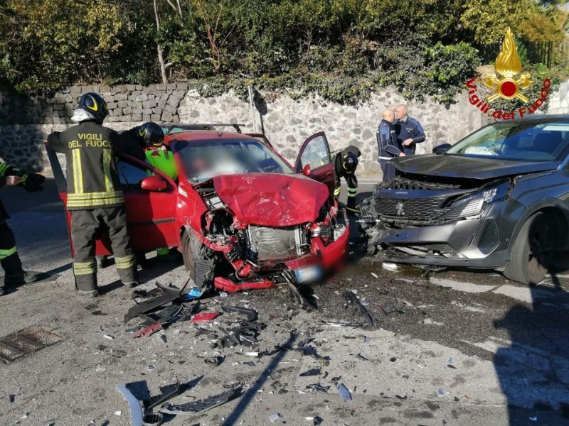 Grave incidente ad Aci Catena, una donna estratta dalle lamiere