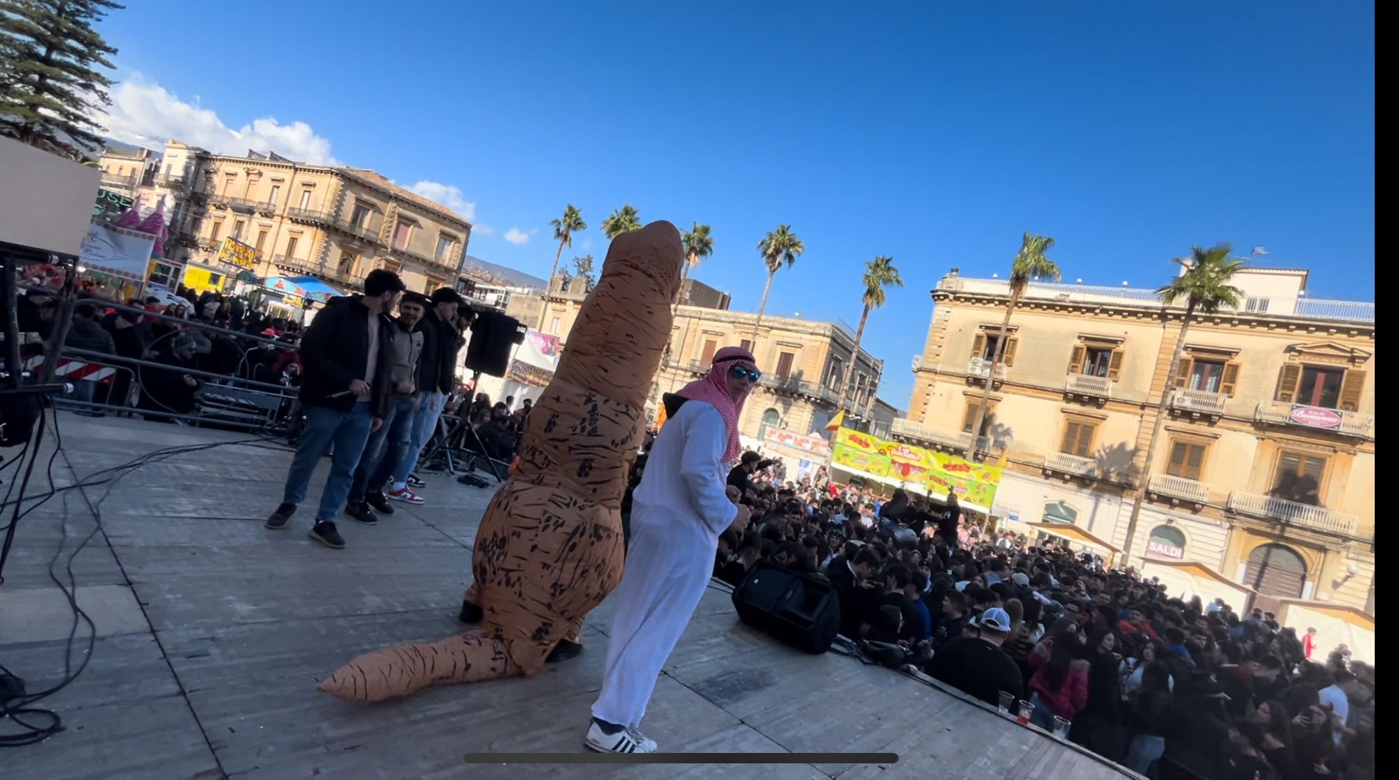 Giarre, il Carnevale in piazza Duomo. Il parroco Russo: “Da salotto a immondezzaio”