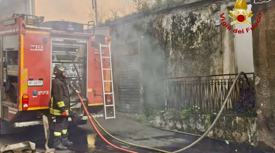 Divampa incendio in una casa rurale ad Aci Catena