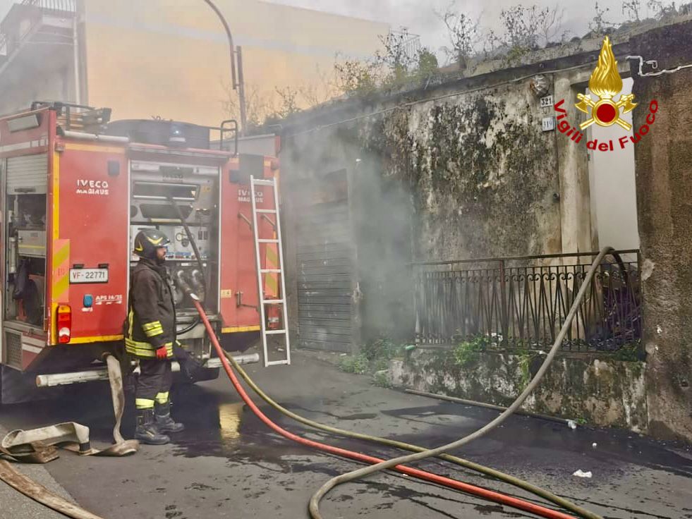 Divampa incendio in una casa rurale ad Aci Catena