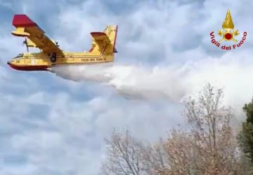 Intervento per incendio erbe e macchia mediterranea con il supporto di un Canadair