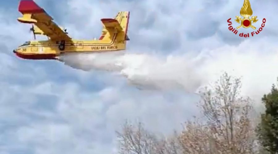 Intervento per incendio erbe e macchia mediterranea con il supporto di un Canadair